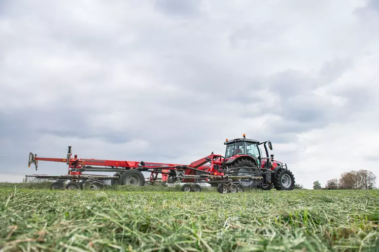 Les andaineurs à 4 rotors Massey Ferguson RK 1254 TRC et MF RK 1254 TRC-Pro délivrent une largeur de travail de 10 à 12,50 m.