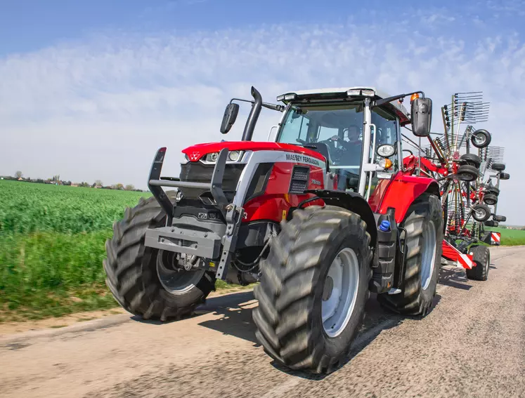 Les andaineurs à 4 rotors Massey Ferguson RK 1254 TRC et MF RK 1254 TRC-Pro se plient à moins de 4 mètres de haut au transport.