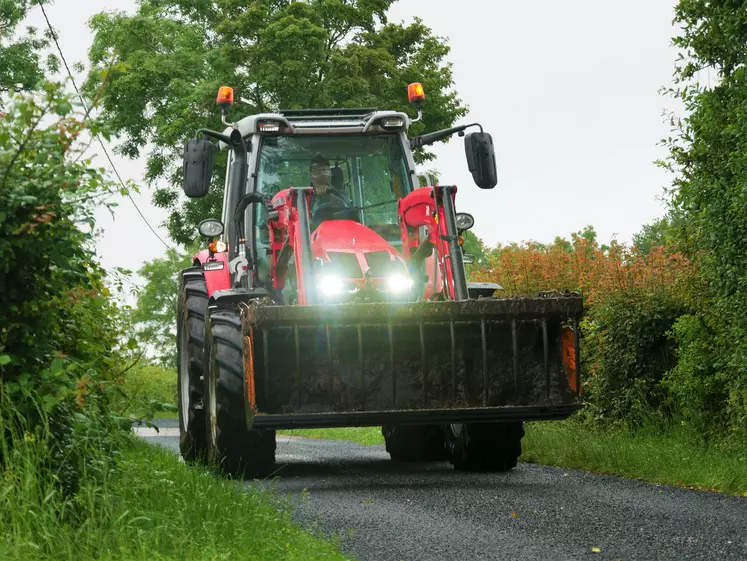 Sur route, la tracteur Massey Ferguson MF 5S.125 s'est montré très confortable.