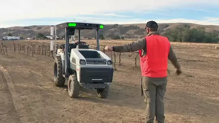 Tracteur électrique autonome Monarch MK4 en mode suivi d'agriculteur