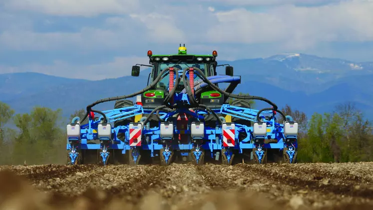 Le semoir monograine propose la coupure rang par rang pour le semis, la fertilisation et le micro-granulation. 