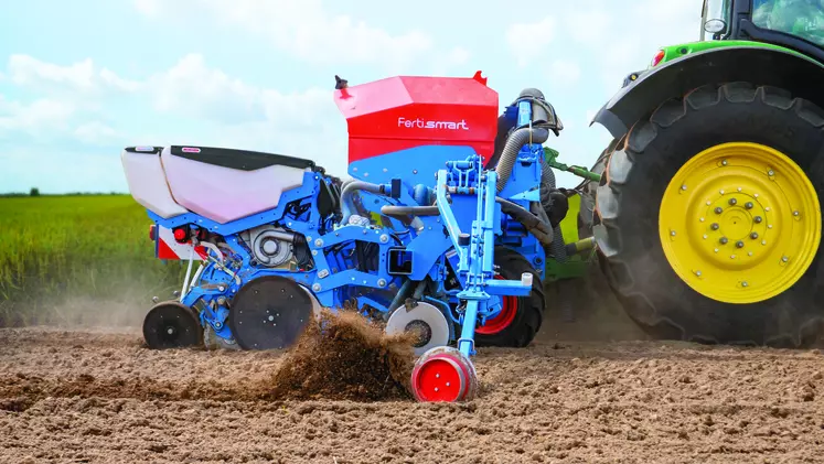 Certains modèles disposent d'une trémie de fertilisation sur le châssis, tandis que les autres la proposent en frontal. 