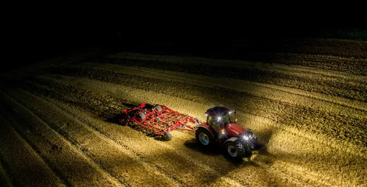 La nouvelle génération de tracteurs Case IH Optum bénéficie de nouvelles optiques de phare.