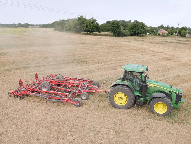 Cultivateur KVERNELAND TURBO 6500 T I-TILLER avec tracteur John Deere 8R370