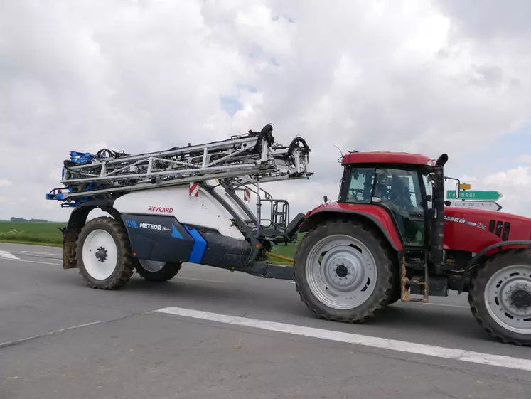 Pulvérisateur sur la route