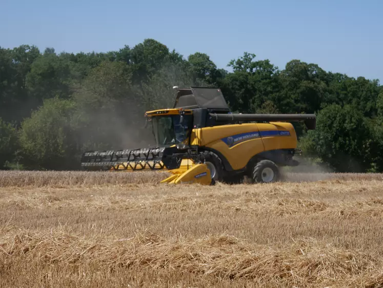 New Holland : Une moissonneuse-batteuse hybride de CR et CX