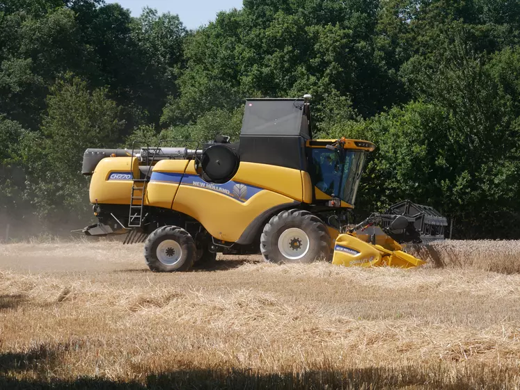 New Holland : Une moissonneuse-batteuse hybride de CR et CX