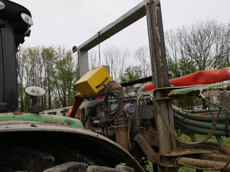 Capteur HarvestLab John Deere sur rampe à pendillards Listech