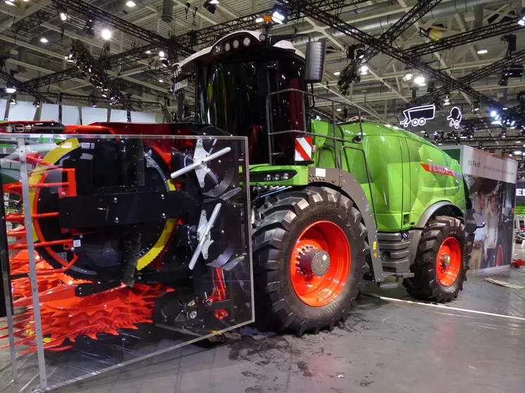 Ensileuse automotrice Fendt Katana avec bec rotatif Kemper Stalkbuster - Agritechnica 2019