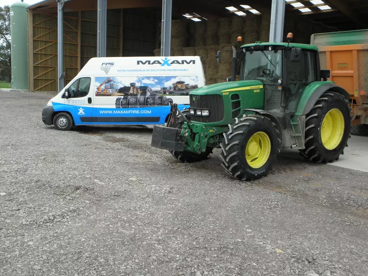 Pneumatiques Maxam sur tracteur John Deere 6830 - France Pneus Sélection