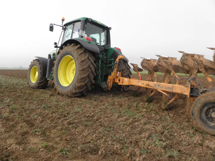 Pneumatiques Maxam sur tracteur John Deere 6830 avec charrue Kuhn RLM Compact - France Pneus Sélection