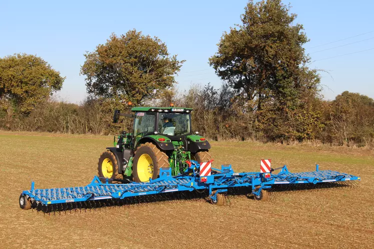 Herse étrille Pressius de Carré au travail avec tracteur John Deere