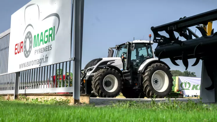 Euromagri Pyrénées - Tracteur Valtra blanc et machines Krone