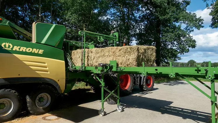 Médaille d'argent Agritechnica - Krone - Le mécanisme de retrait automatique de la ficelle a été développé par Krone pour les presses à pellets Premos fonctionnant à poste fixe. Il coupe la ficelle, la retire de la balle, l'enroule et la stocke.