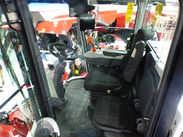 Ensileuse automotrice Rostselmash RSM F 2650 - Agritechnica 2019 - cabine