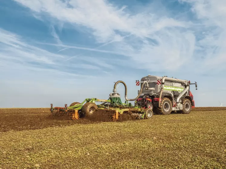 Catros 8003-2TX à l'injection de lisier avec automoteur d'épandage