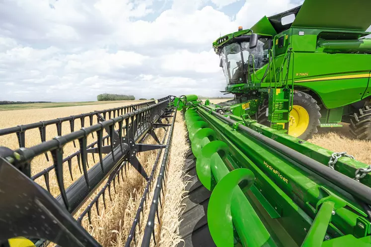 Moissonneuse-batteuse John Deere S790i avec coupe à tapis Draper.