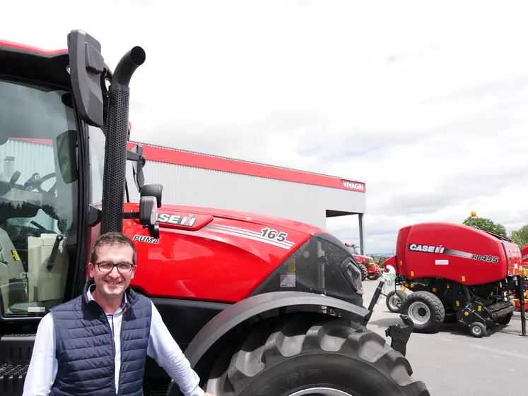 Jean-Baptiste Caussade - directeur général de VIVAGRI devant tracteur Case IH Puma 165 et presse Case IH RB 455 