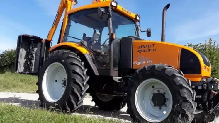 Tracteur Renault Ergos 446 avec débroussailleuse Noremat