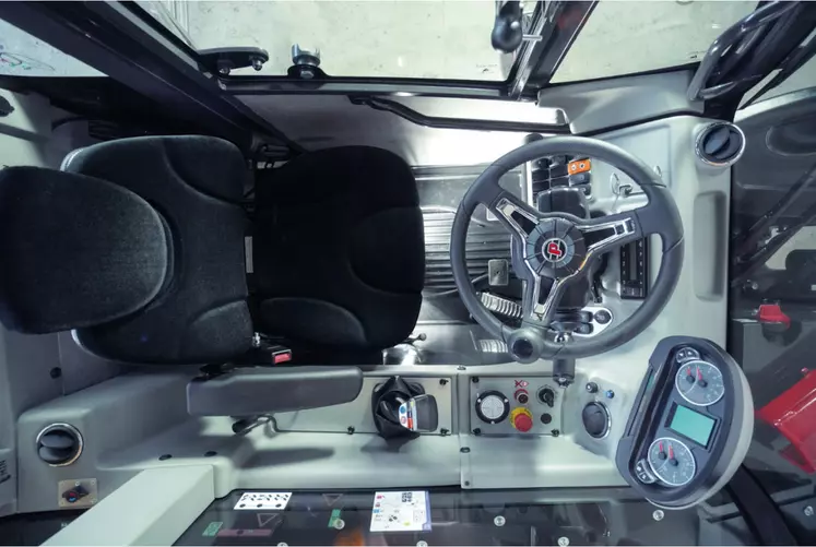 Intérieur de la cabine du chargeur télescopique ultracompact Dieci Mini Agri 20.4 Smart