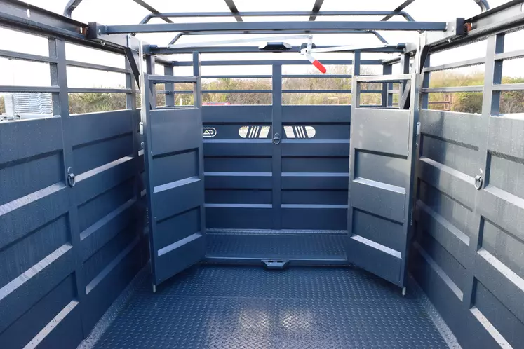Bétaillère Promodis Cargo - Cloison intérieure à deux portes.