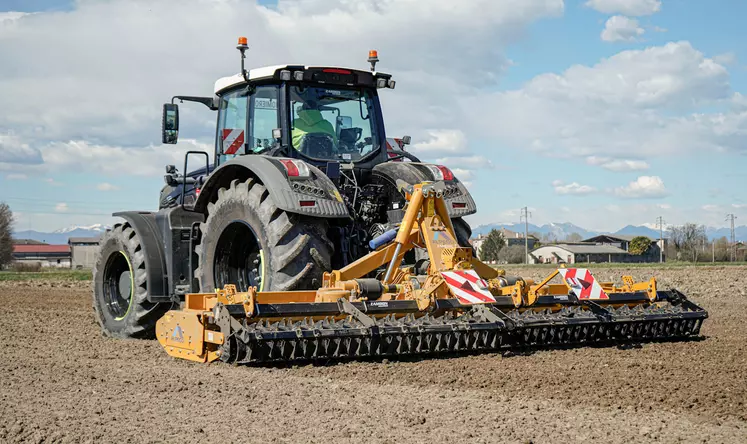 Tracteur Fendt avec herse rotative Alpego repliable DK-Top