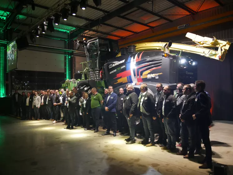 Equipes Vivagri Service et EMS Agri Normandie lors de l'inauguration de la base de Guilberville (Manche)