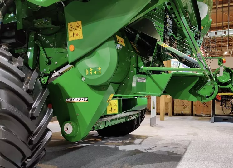 Broyeur de graines d’adventices Seed Control Unit de Redekop sur moissonneuse-batteuse John Deere