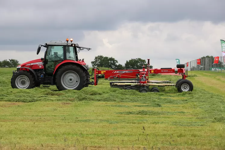 Andaineur double Massey Ferguson - Salon de l'herbe et des fourrages