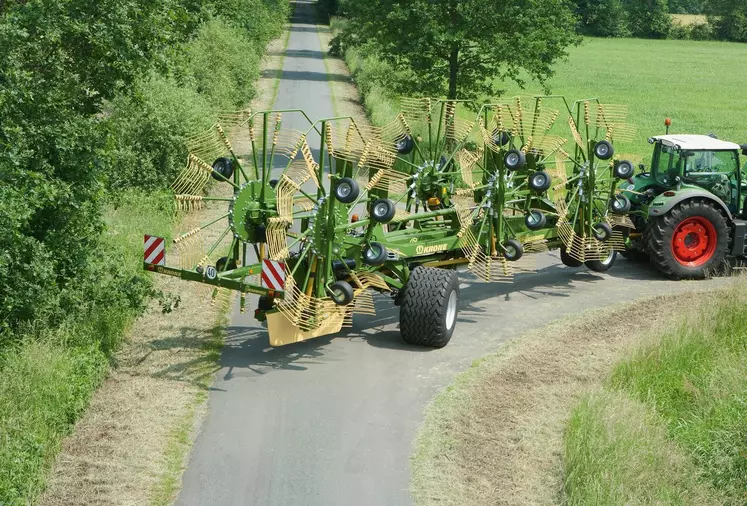 L'andaineur Krone Swadro 2000 dispose de six toupies à relevage individuel et travaille 19 m.