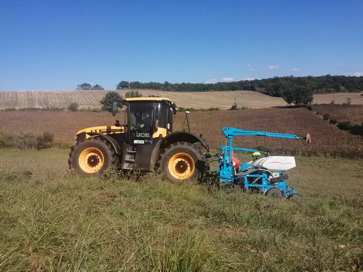 JCB, Trimble et Arvalis ont réalisé des tests sur l'autoguidage RTK sur chaque essieu directeur. 