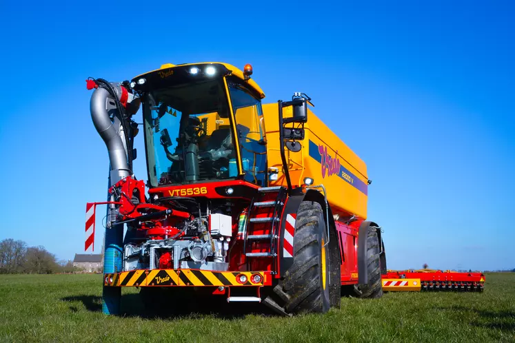 Le nouvel automoteur d'épandage Vredo VT5536 affiche une une puissance de 550 ch.