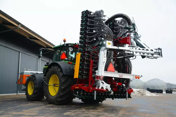 Le système d'épandage sans tonne Vredo SSU peut recevoir différents systèmes d'enfouissage du lisier à repliage vers le haut. 