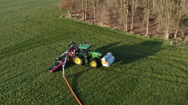 Le système d'épandage sans tonne Vredo SSU propose un bras doté d'une double articulation, afin de pouvoir reculer au besoin. 