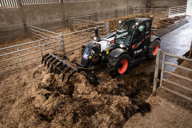 Les chargeurs télescopiques Bobcat R Agri disposent d'un quatrième mode de direction semi-crabe, utile pour curer les bâtiements © Bobcat