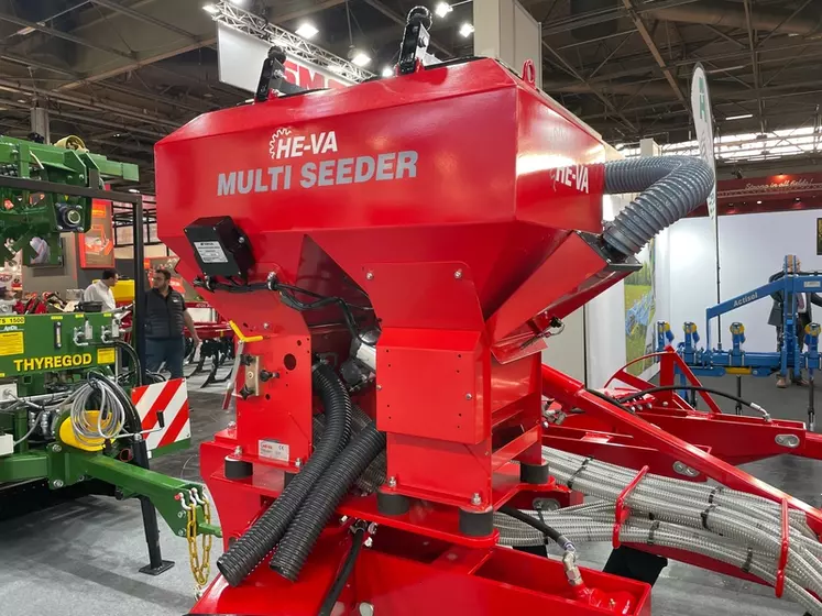 La double trémie de la combinaison de semis He-Va sur base de décompacteur emporte deux fois 100 litres.