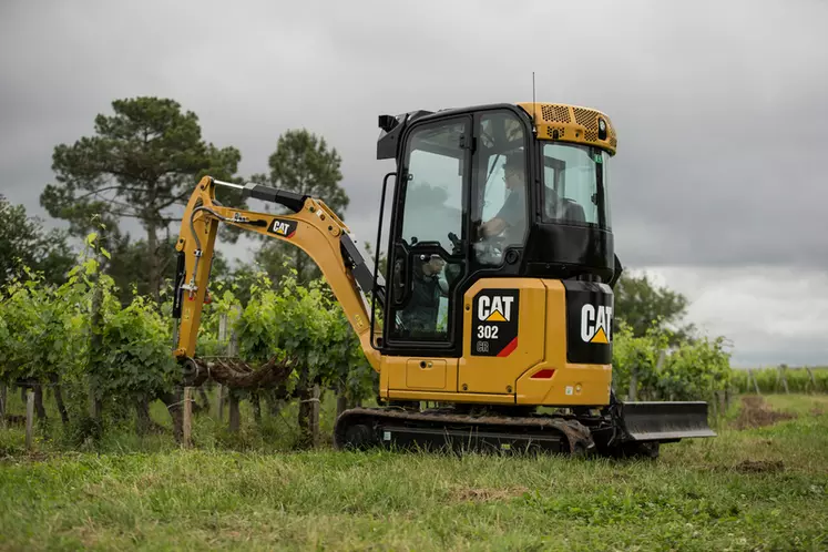 Minipelle CAT 302 CR dans la vigne © Cat