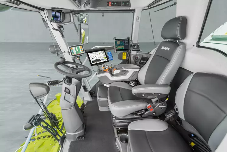 Intérieur de cabine d'ensileuse Claas Jaguar. © Claas