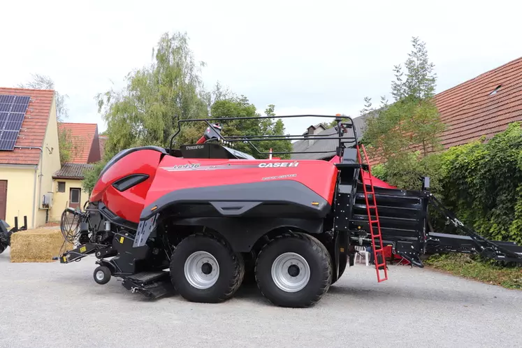 La presse à haute densité Case IH LB 436 HD chausse des pneus de dimension 620/55 R26,5. © D. Laisney