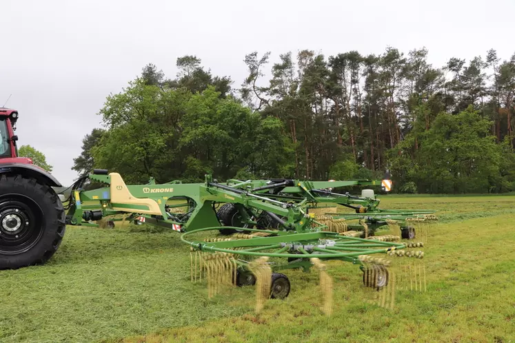 La hauteur de ratissage de l'andaineur Swadro TC 1370 se règle depuis la cabine. © D. Laisney