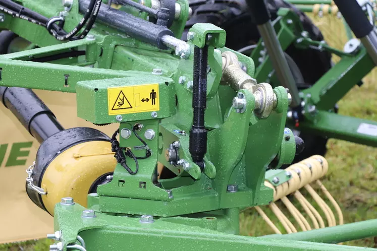 Les quatre rotors de l'andaineur Swadro TC 1370 son chacun suspendus hydrauliquement.  © D. Laisney