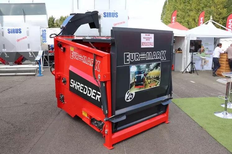 La pailleuse broyeuse Shredder d'Euromark dispose d'une porte arrière supportant 1 200 kg. © D. Laisney