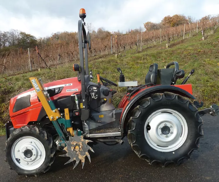 Conçus à l'origine pour les besoins de certains vignobles français (Alsace, Jura, Bordelais), les tracteurs interlignes ultracompacts intéressent désormais d'autres vignobles étroits du monde entier. © F. Duboz