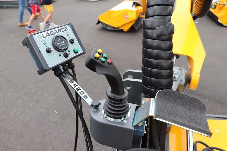 La débroussailleuse Vega Max III de lagarde se contrôle avec un joystick électrique proportionnel.  © D. Laisney