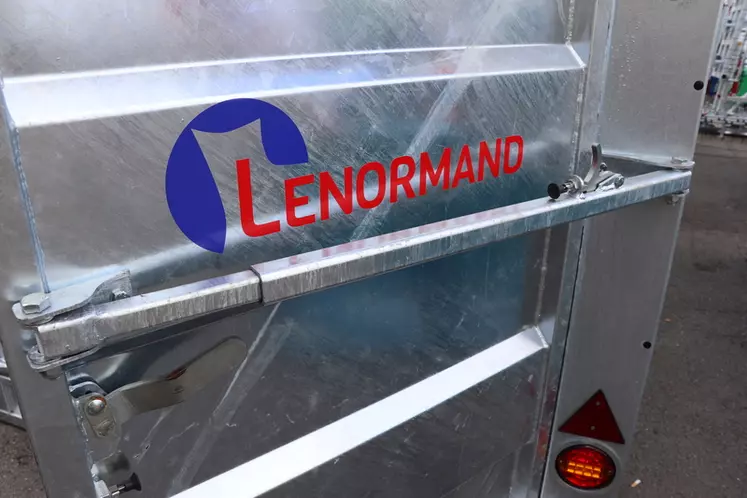 Le système de crémaillères de la bétaillère Lenormand permet de refermer la porte en sécurité. © D. Laisney
