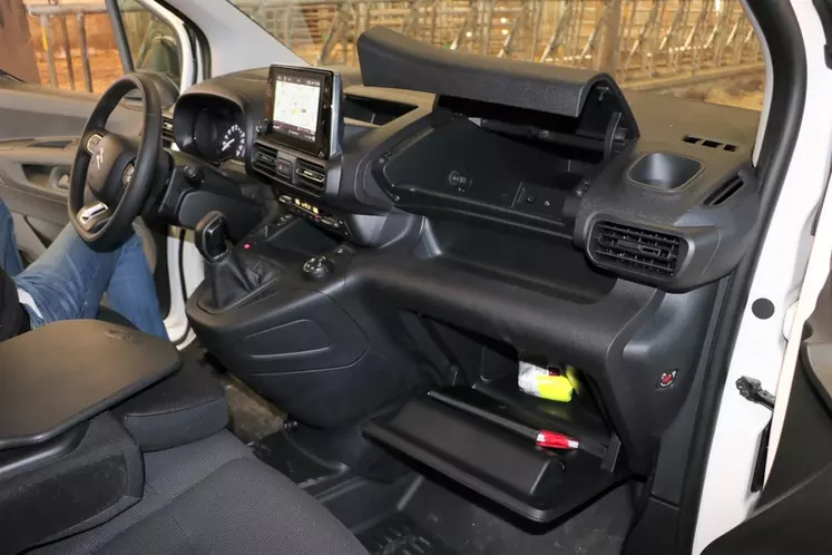 Essai du Citroën Berlingo Van 1.6 BlueHDI 100 : nombreux rangements dans l'habitacle © M. Portier