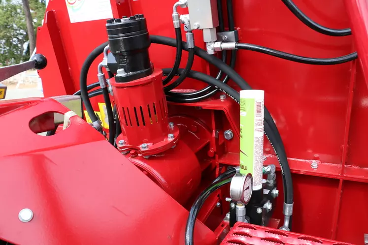 La désileuse-mélangeuse traînée V-Mix Fill de BVL reçoit un système de graissage automatique et une assistance hydraulique pour la turbine de paillage © M. Portier