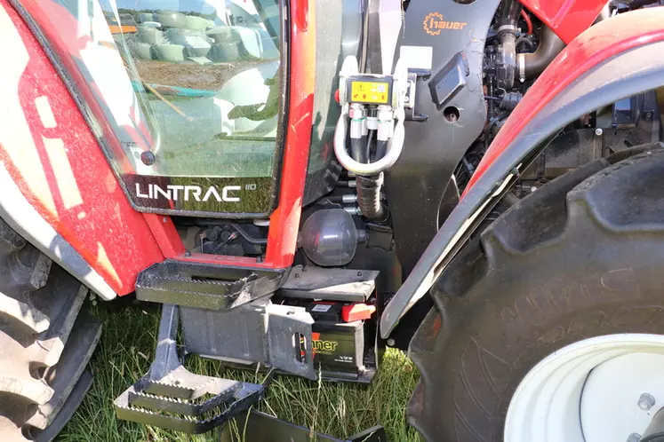 Essai tracteur Lindner Lintrac 110 : accès à la batterie © M. Portier
