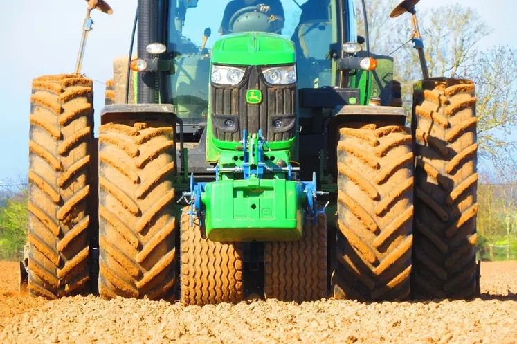 Le tasse-avant Bonnel Modulo 120 XXL utilise deux pneus larges pour bien rappuyer entre les roues du tracteur. © Bonnel