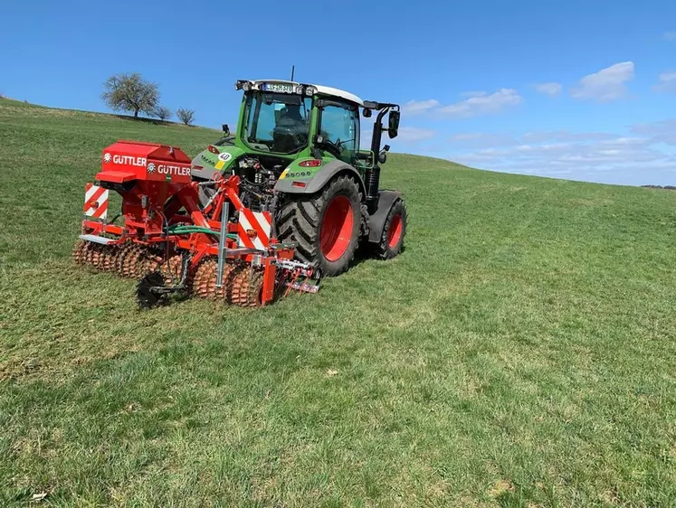 La partie avant du GreenMaster, comprenant le rabot et les peignes, peut se désolidariser de la partie arrière intégrant rouleau et semoir.  © Güttler